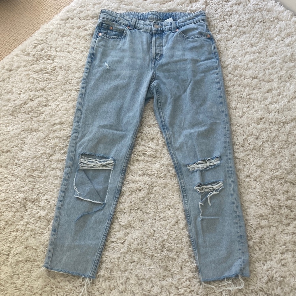 H&M low wasted boyfriend jeans ankle length ropes jeans.